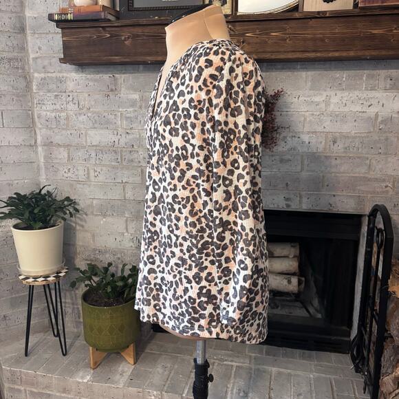 Emily Daniels Ribbed 3/4 Sleeve Animal Print Top Size XL Gold Buttons Notch Neck - Picture 4 of 9